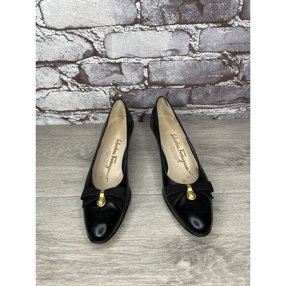 Salvatore Ferragamo Black Leather Gold Bow Designer VTG Heels Women Sz 6AAAA US - Picture 1 of 16